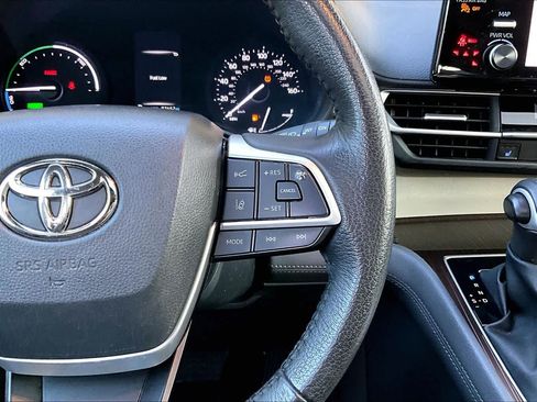 Certified 2023 Toyota Sienna XLE FWD image 25