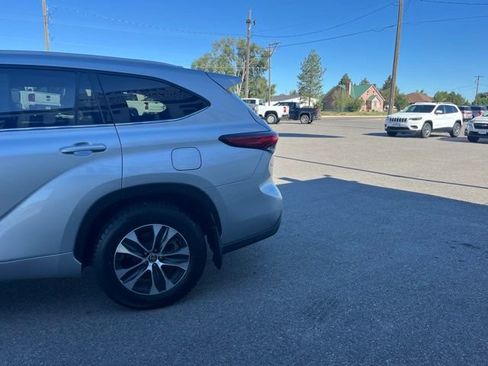 Used 2022 Toyota Highlander XLE AWD/4WD image 6