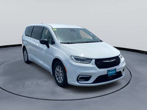 Used 2024 Chrysler Pacifica Touring-L FWD image 7
