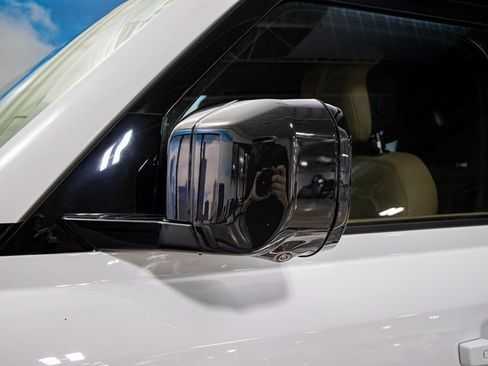 Used 2025 Land Rover Defender 130 X-Dynamic SE image 10