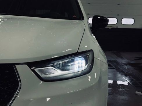 Used 2024 Chrysler Pacifica Touring-L image 3