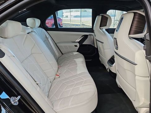 Used 2023 BMW 740i image 24