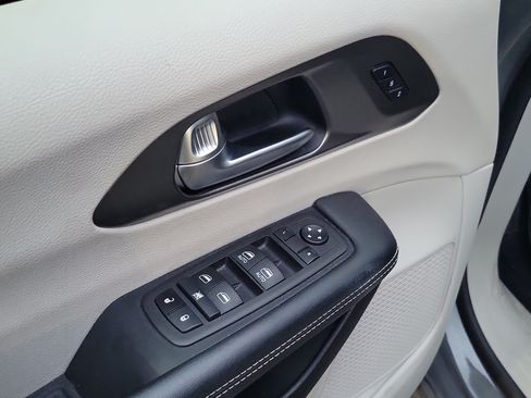 Used 2023 Chrysler Pacifica Touring-L FWD image 18