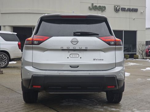 Used 2024 Nissan Rogue SV w/ SV Premium Package image 14