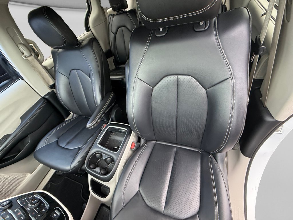 Used 2024 Chrysler Pacifica Touring-L FWD image 23