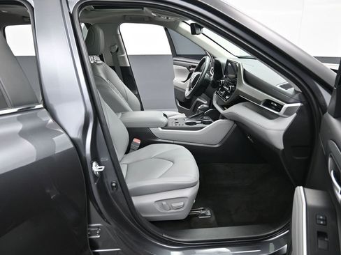 Used 2023 Toyota Highlander XLE image 36