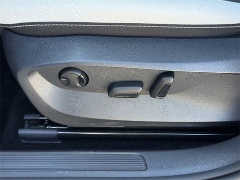 Certified 2025 Volkswagen Taos SE image 23