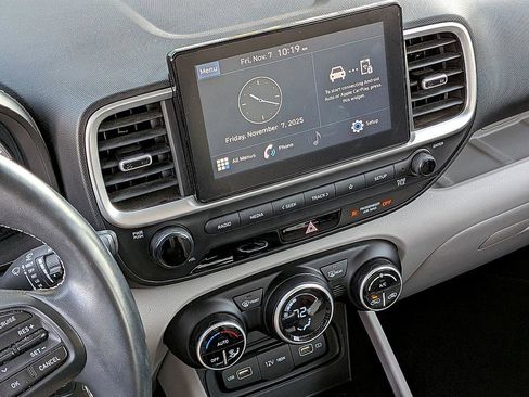 Used 2022 Hyundai Venue SEL image 21