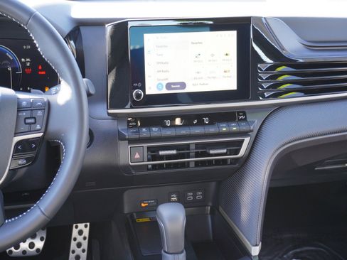 Used 2025 Toyota Camry SE image 14