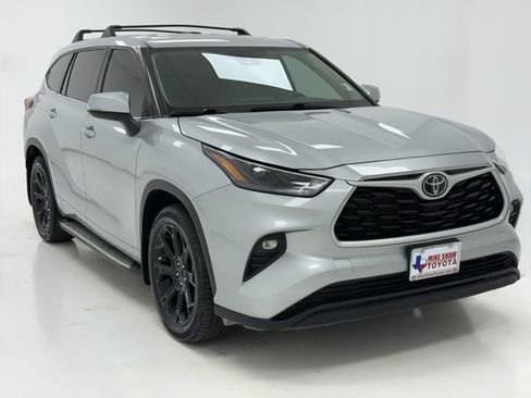 Used 2022 Toyota Highlander LE FWD image 2