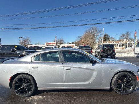 Used 2017 Dodge Charger SE w/ Blacktop Package image 12