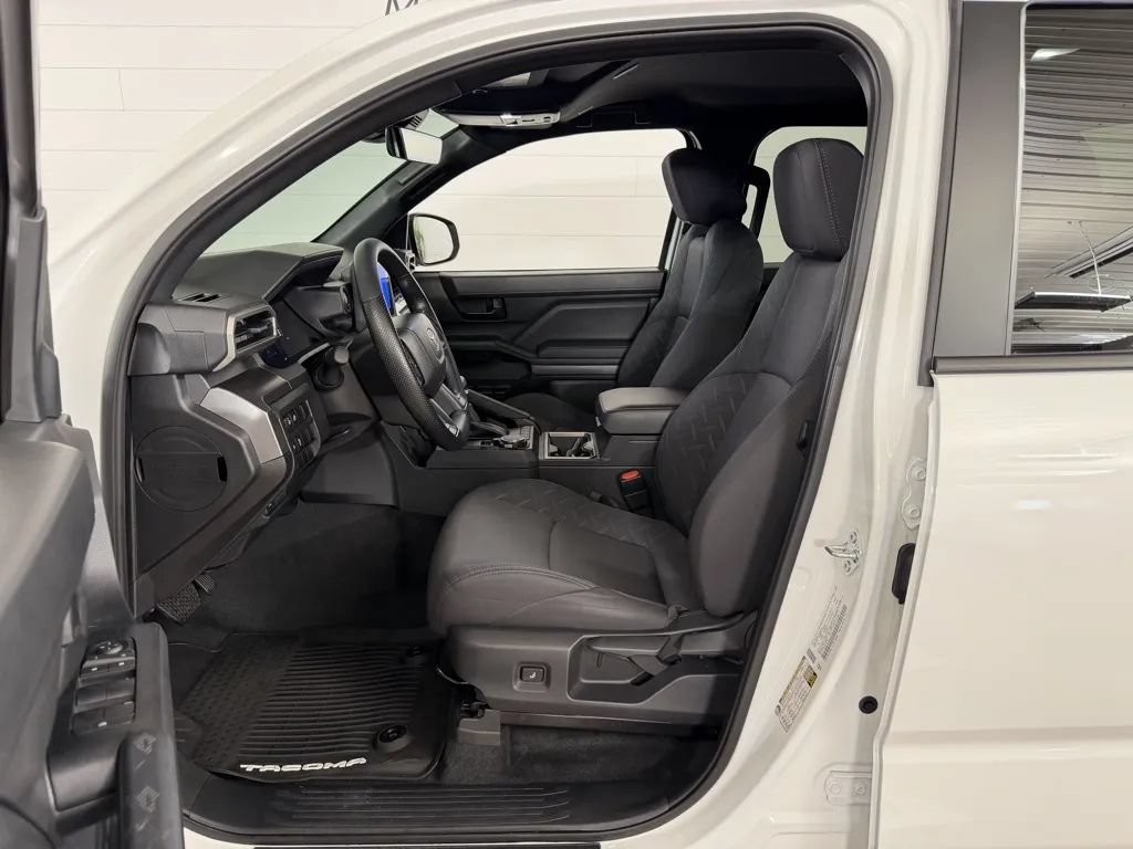 Used 2025 Toyota Tacoma SR5 AWD/4WD image 12