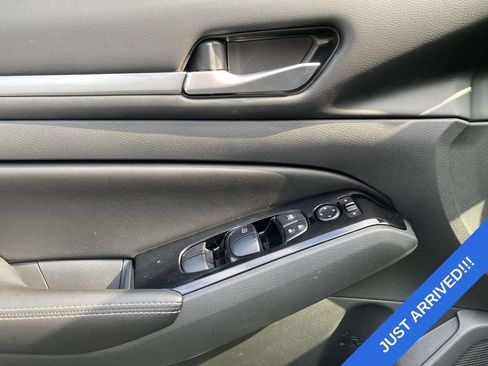 Used 2023 Nissan Altima 2.5 SV FWD image 17