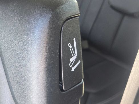 Used 2024 Chrysler Pacifica Touring-L FWD image 9