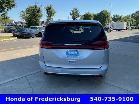 Used 2024 Chrysler Pacifica Touring-L FWD image 5
