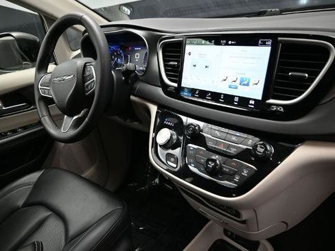Used 2024 Chrysler Pacifica Touring-L FWD image 13