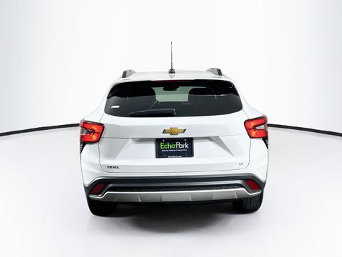 Used 2025 Chevrolet Trax LT w/ LT Convenience Package FWD image 7