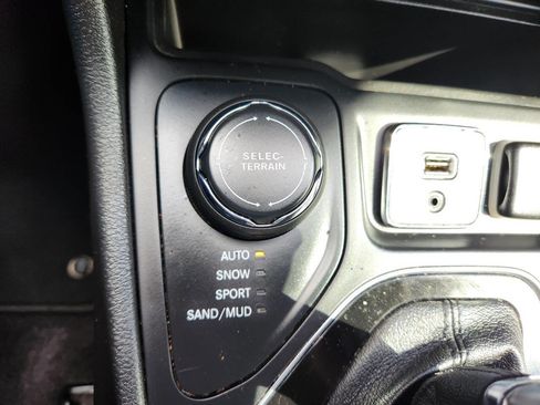 Used 2019 Jeep Cherokee Limited image 26