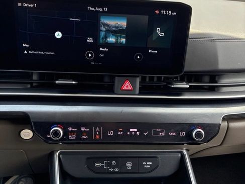 Used 2025 Kia Carnival FWD image 14