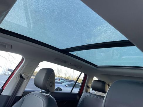 Used 2022 Volkswagen Tiguan SE image 32