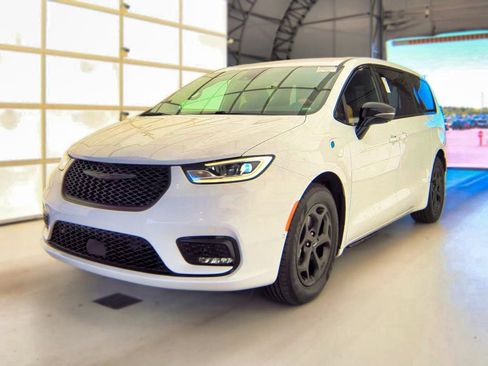 Used 2024 Chrysler Pacifica Limited FWD image 2