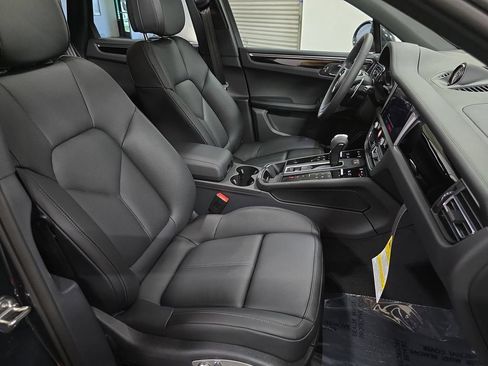Certified 2025 Porsche Macan AWD/4WD image 27