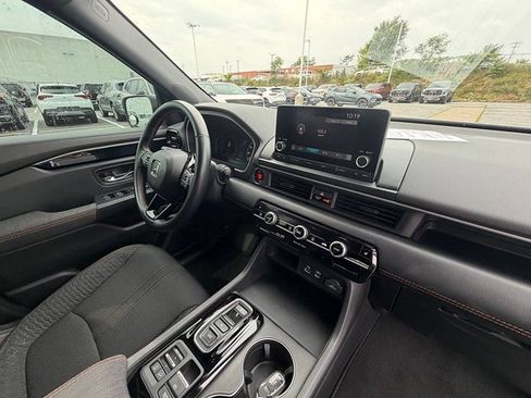Used 2025 Honda Pilot Sport image 27