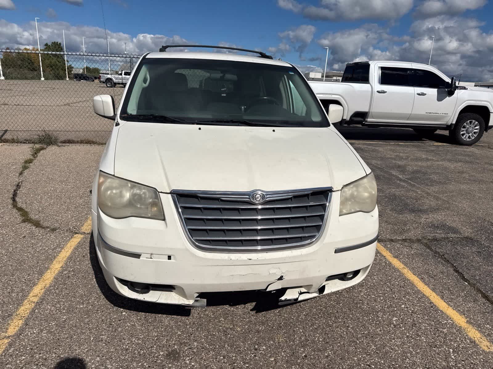 Used 2010 Chrysler Town & Country Touring FWD image 4