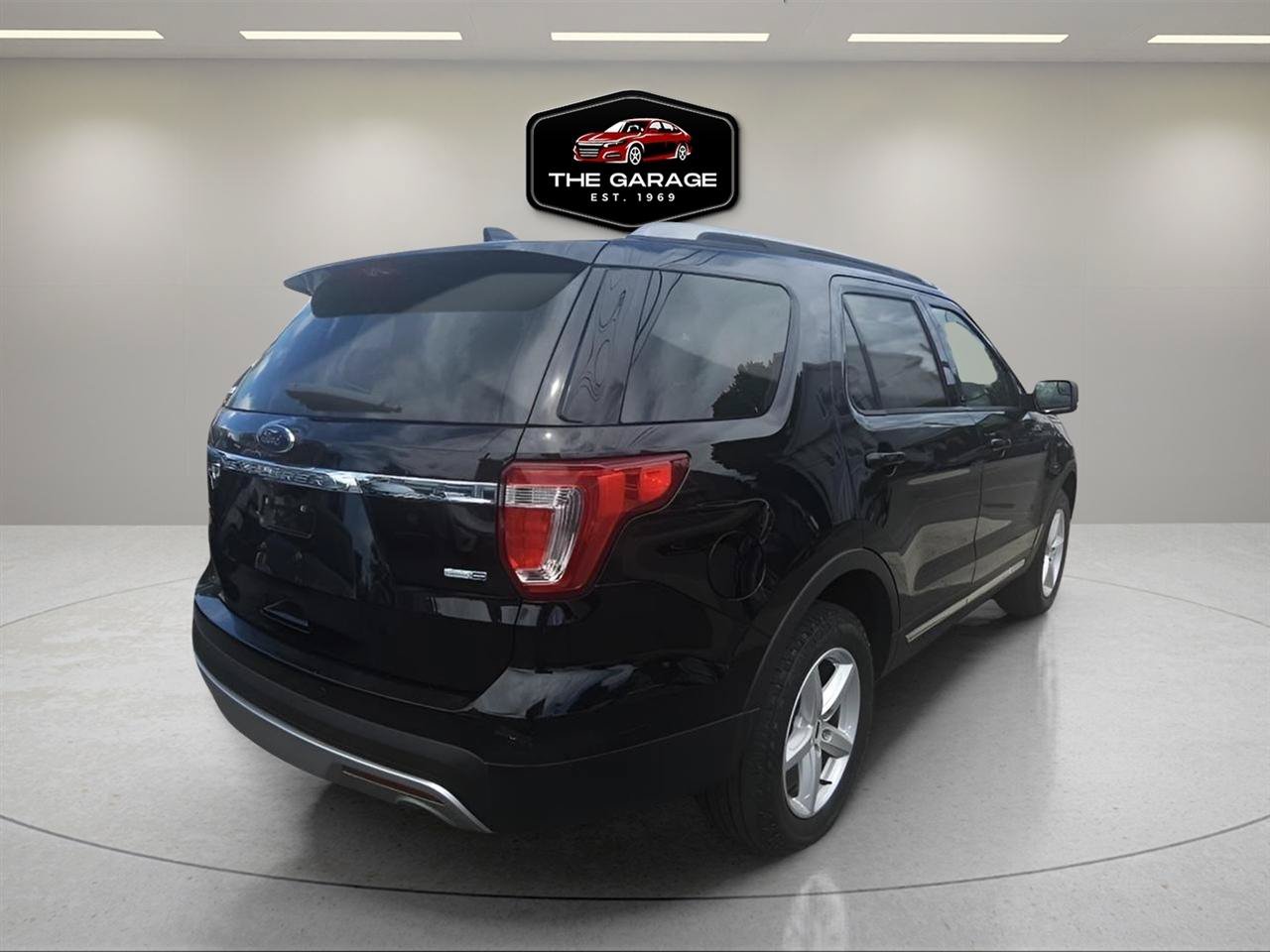 Used 2017 Ford Explorer XLT w/ Equipment Group 201A AWD/4WD image 6