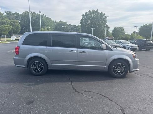 Used 2017 Dodge Grand Caravan SE FWD image 2