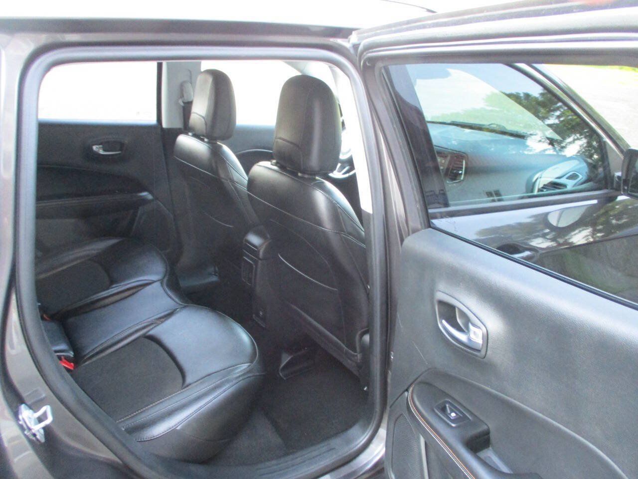 Used 2020 Jeep Compass Latitude w/ Cold Weather Group AWD/4WD image 19