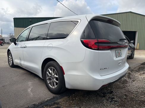 Used 2024 Chrysler Pacifica Touring-L image 4