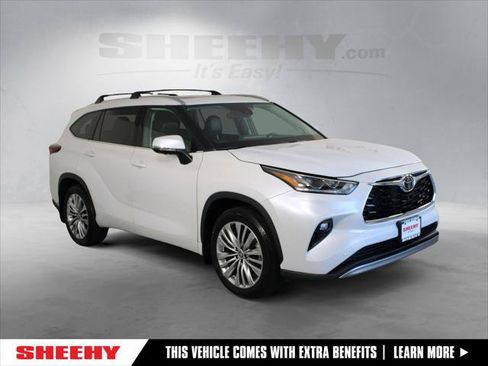 Certified 2024 Toyota Highlander Platinum AWD/4WD image 1