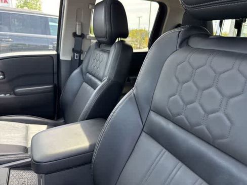 Used 2025 Nissan Frontier SL AWD/4WD image 7