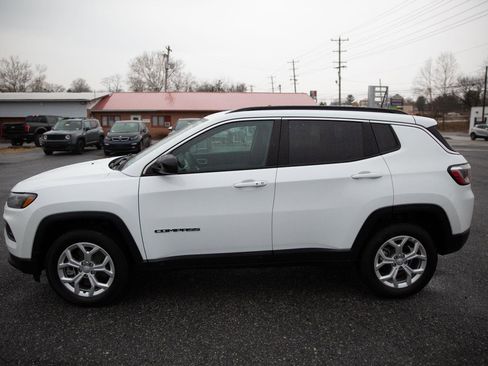 Used 2024 Jeep Compass Latitude image 2