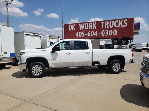 Used 2022 Chevrolet Silverado 2500 LT w/ Convenience Package AWD/4WD image 2