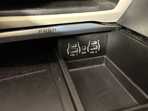 Used 2023 Chrysler Pacifica Limited image 31