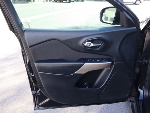 Used 2017 Jeep Cherokee Latitude image 23