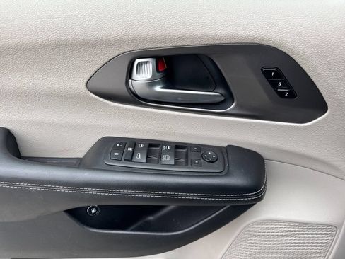 Used 2023 Chrysler Pacifica Touring-L FWD image 10