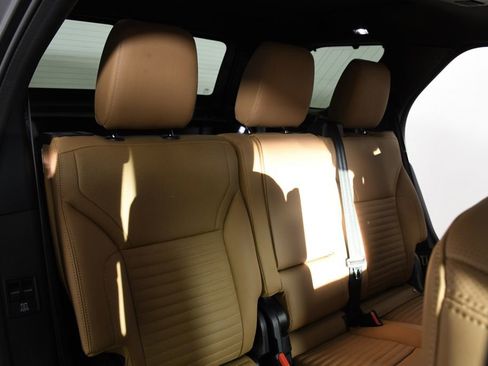 Used 2024 Land Rover Discovery Metropolitan Edition image 23