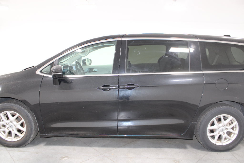 Used 2024 Chrysler Pacifica Touring-L FWD image 6