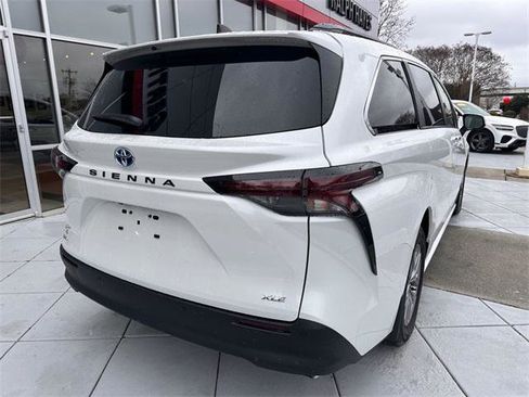 Certified 2025 Toyota Sienna XLE image 3