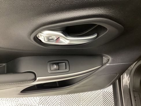 Used 2022 Jeep Cherokee Limited image 29