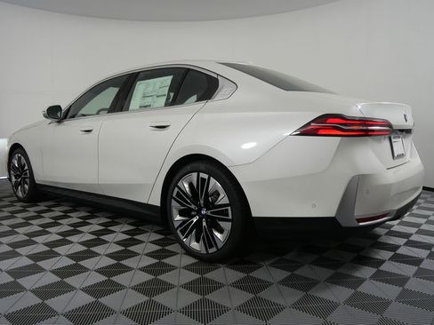 Used 2025 BMW 530i w/ Premium Package image 5