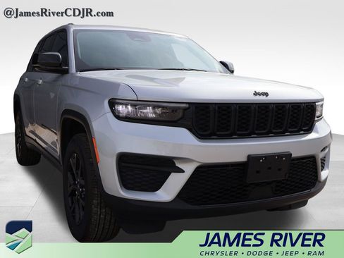 Used 2025 Jeep Grand Cherokee Altitude AWD/4WD image 6