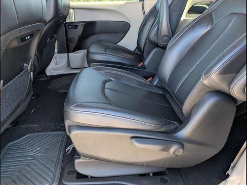 Used 2024 Chrysler Pacifica Select image 10