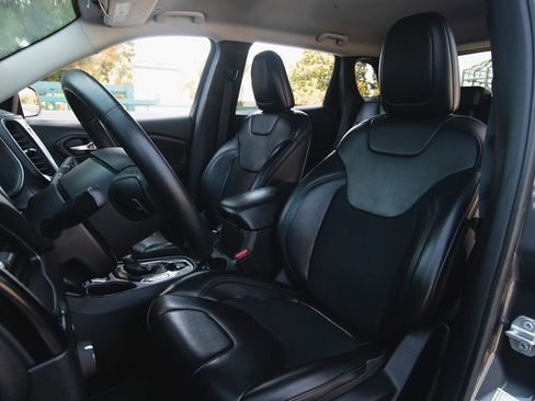 Used 2019 Jeep Cherokee Latitude Plus image 9