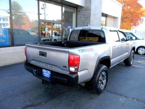 Used 2017 Toyota Tacoma TRD Off-Road image 6