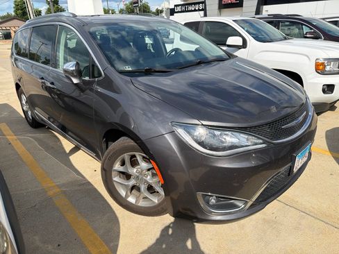 Used 2019 Chrysler Pacifica Limited FWD image 2