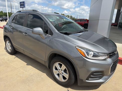 Used 2020 Chevrolet Trax LT w/ Driver Confidence Package FWD image 2